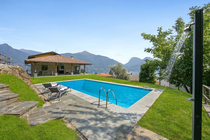 Villa for 9 people, with lake view and terrace as well as pool in Lake Como