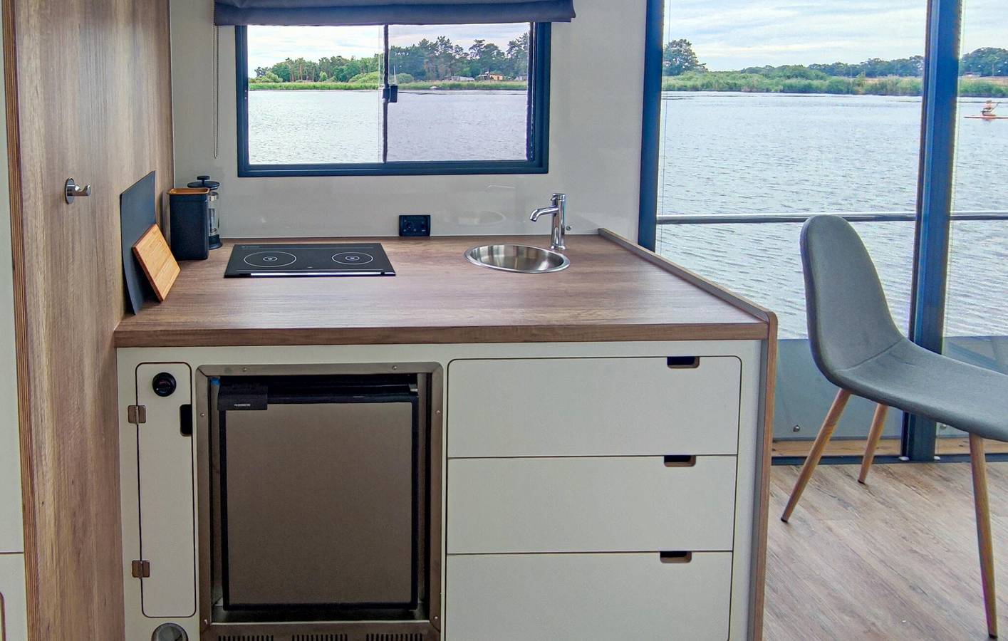 Hausboot am Flussufer mit Terrasse, Parkplatz und Angelmöglichkeiten in Pritzerbe, Havelsee