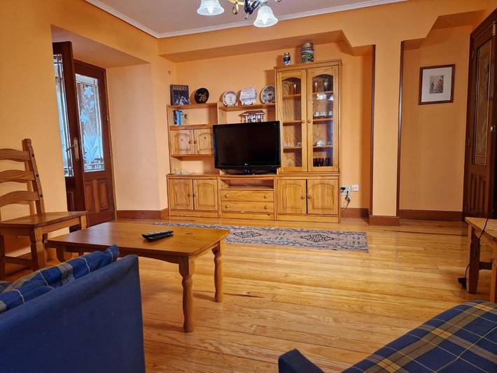 Casa de vacaciones para 10 personas, con vistas además de jardín y piscina en Las Merindades - 2