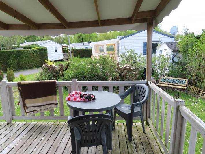 Chalet pour 4 personnes, avec piscine ainsi que jardin et terrasse, adapté aux familles