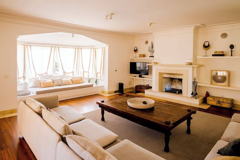 Noble Beach Villa With Private Garden and Pool in Cascais e Estoril, Costa de Lisboa