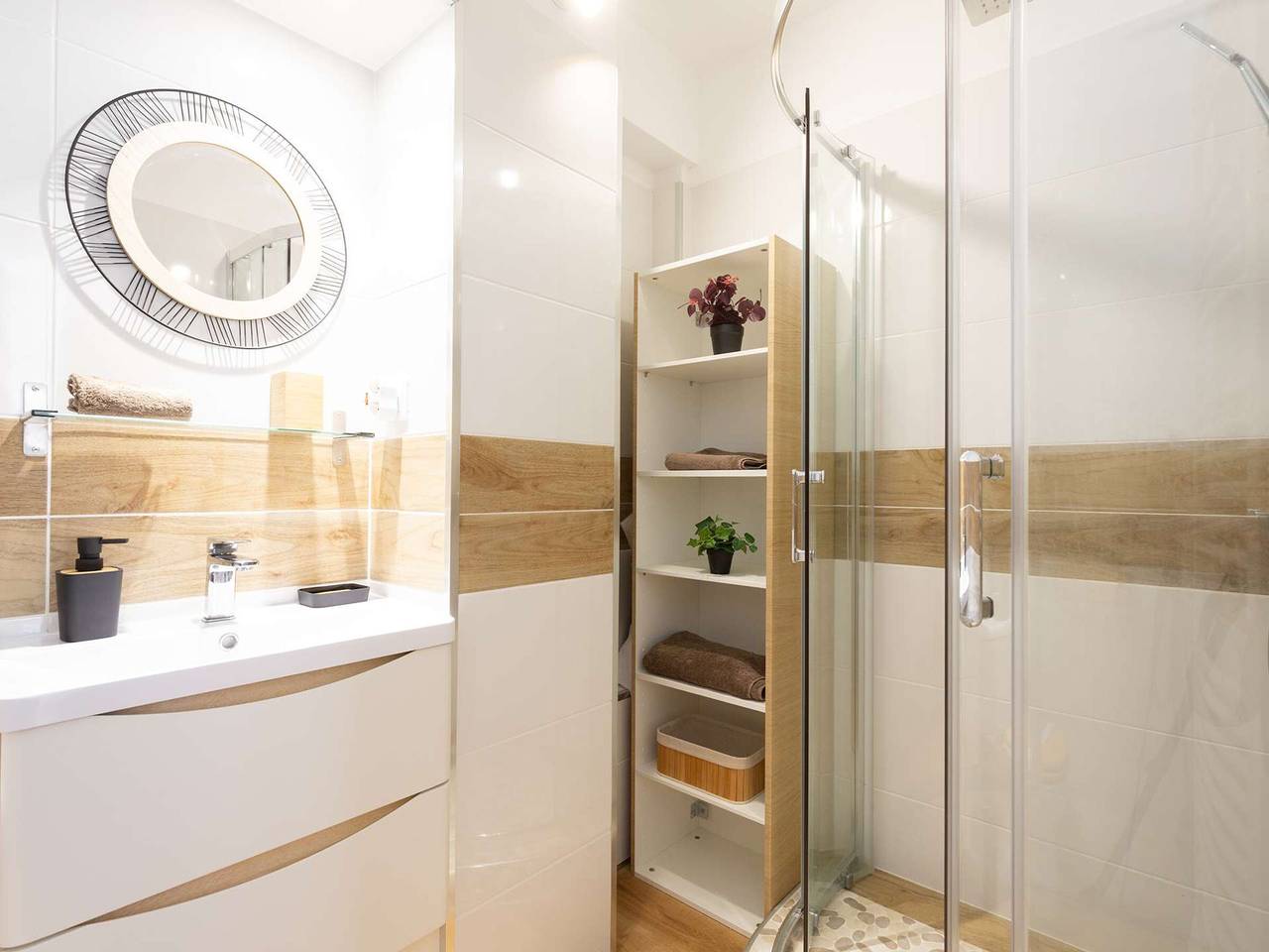 Entire apartment, Ski-In/Ski-Out Apartment with Stunning Mountain Views, Sleeps 6, Modern Amenities in Saint-Lary-Soulan, Pyrenees National Park
