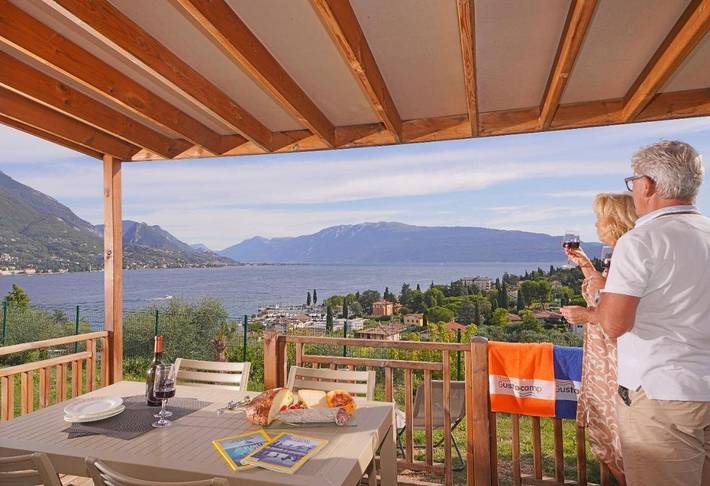 Glamping per 6 persone, con Terrazza e Giardino nonché Piscina per bambini e Piscina a San Felice del Benaco
