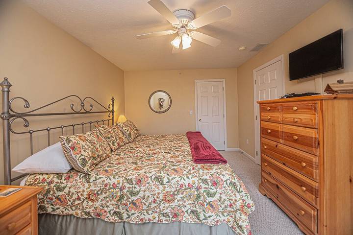 Vacation rental for 8 people, with hot tub and balcony in McHenry