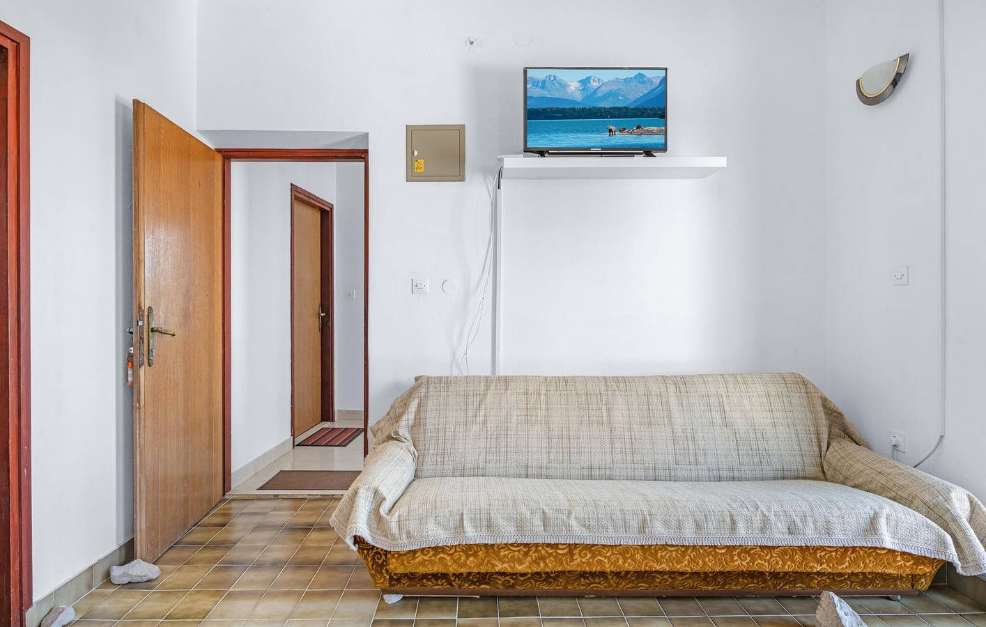Ganze Ferienwohnung, Apartment mit Meerblick, Wifi, AC, Parkplatz und Terrasse - 2km zum Strand in Sibenik, Šibenik-Knin