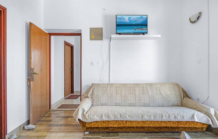 Ganze Ferienwohnung, Apartment mit Meerblick, Wifi, AC, Parkplatz und Terrasse - 2km zum Strand in Sibenik, Šibenik-Knin