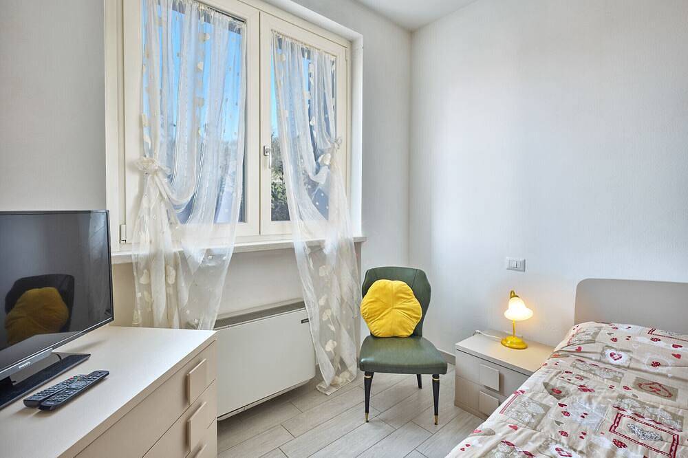 Appartamento intero, Residenza Pastrengo - app. Girasole con piscina e terrazza in Pastrengo, Prealpi Gardesane