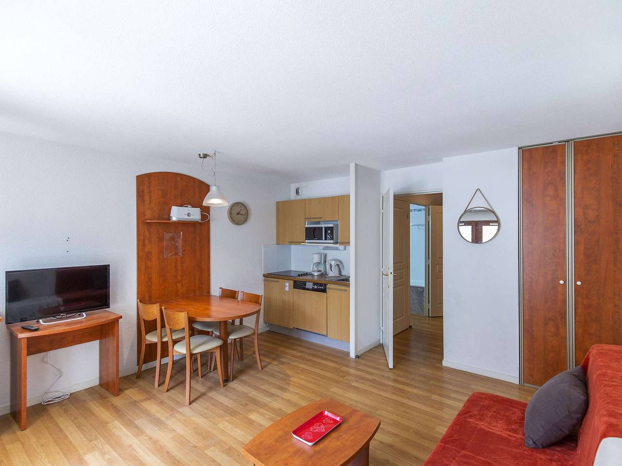 Entire studio, Cozy Studio with Terrace, Parking, Pool & Gym, Near Slopes, Sleeps 4 in La Mongie, Bagnères-de-Bigorre