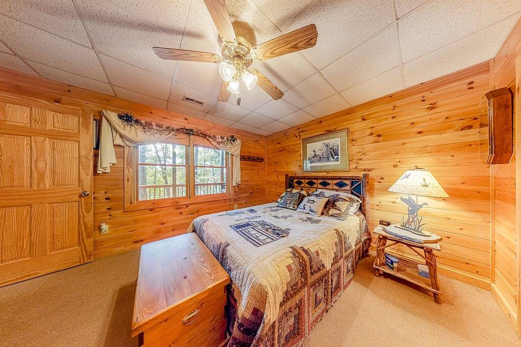 Cozy Wooded Retreat w/ Wifi, Putting Green, Foosball, Private Hot Tub & Views in Chattahoochee National Forest