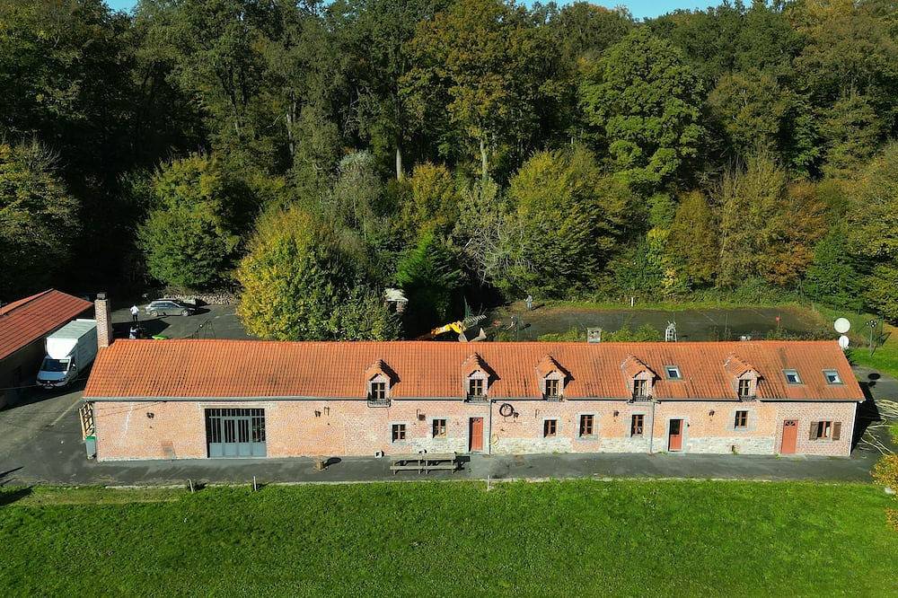 Country house set in 11ha of parkland in Locquignol, Avesnes-sur-Helpe