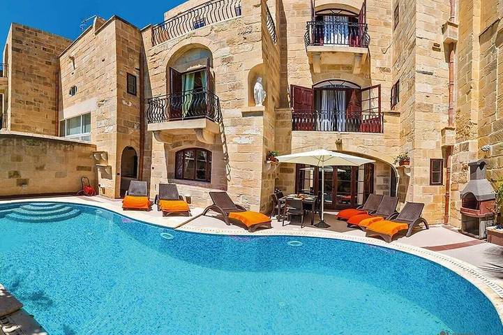 Villa per 12 persone, con giardino e balcone in Garbo