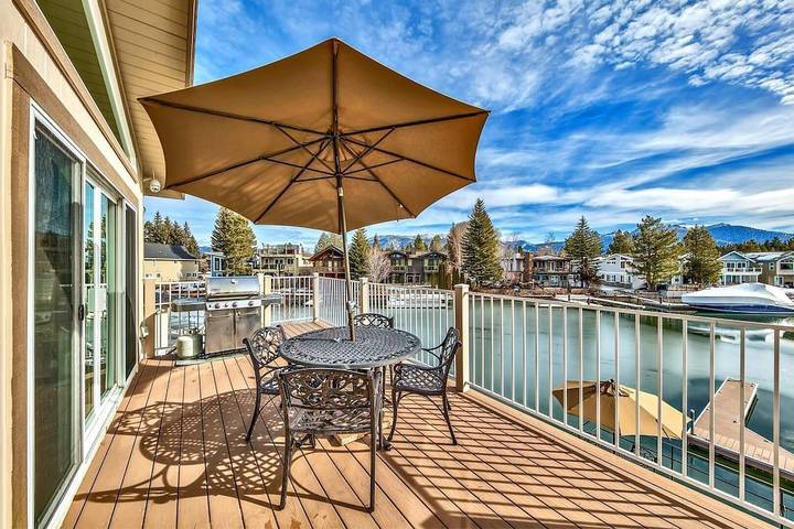 Vacation rental for 8 people, with pool and balcony, with pets in Tahoe Keys