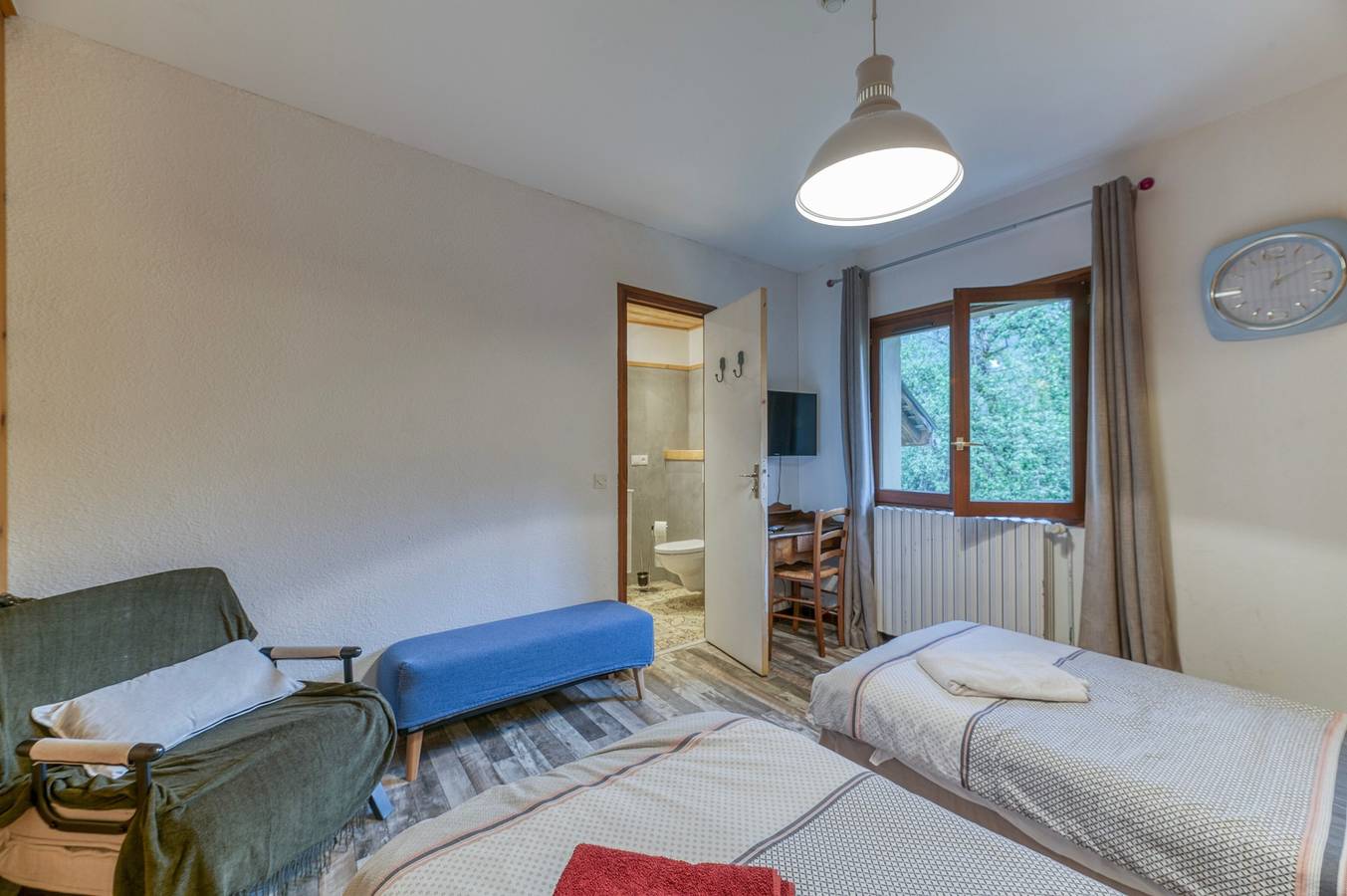Room 'Chambre 2' with Mountain View and Balcony in Oz, Écrins National Park