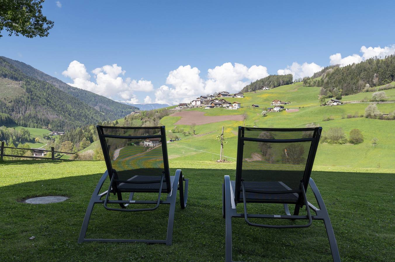 Ganze Wohnung, Ferienwohnung 'Baumannhof Apartment Ega' mit Bergblick, Gemeinschaftsterrasse und Wi-Fi in St. Peter (Bozen), Villnöß