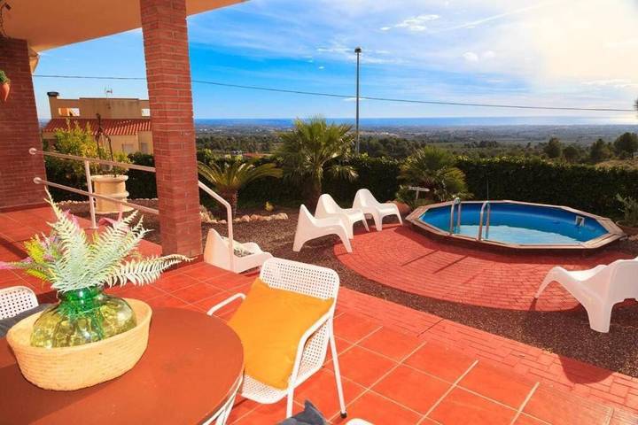 Chalet para 8 personas, con jardín además de vistas y piscina en Baix Camp