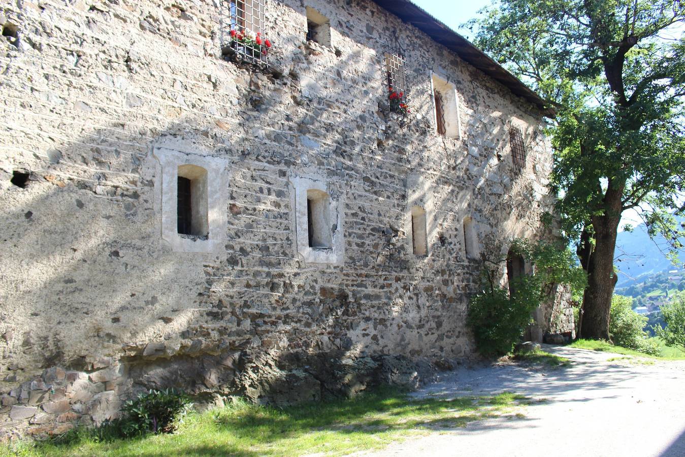 Entire apartment, Apartment 'Gravetsch' with Mountain View, Shared Garden and Wi-Fi in Gravetsch, Villanders