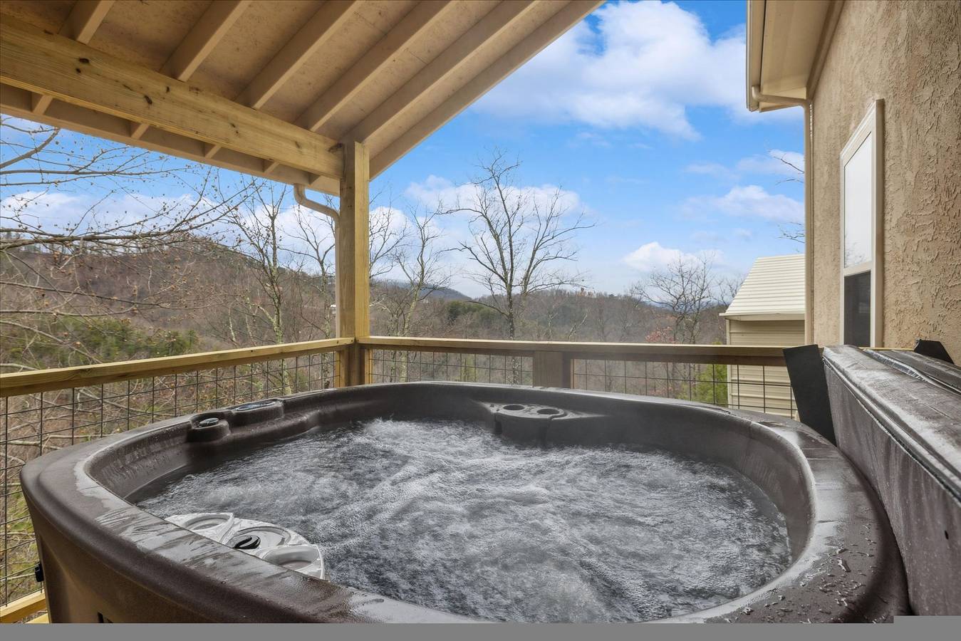 Spectacular home w/ Hot Tub, Fireplace, Jacuzzi  in Sevier County