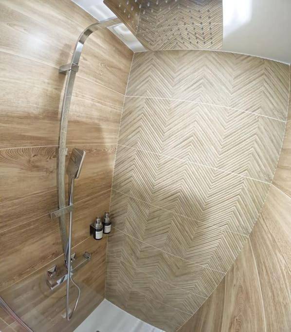 Location de vacances pour 4 personnes, avec jardin et jacuzzi à La Jarrie - 2