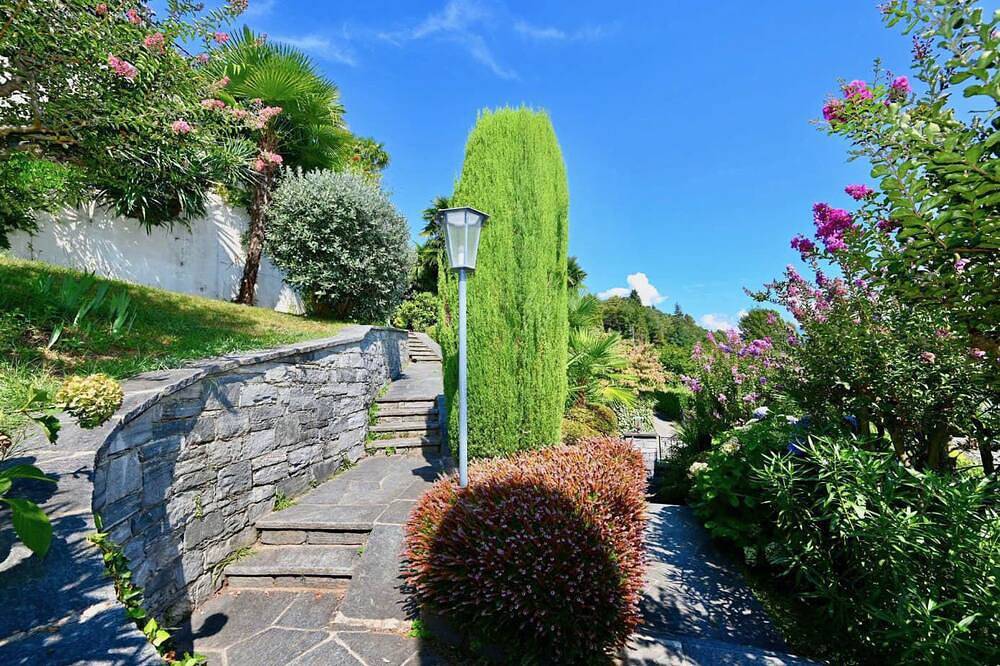 Magnificent villa with indoor pool and prime lake view location in Minusio, Alpes Ticineses y del Verbano
