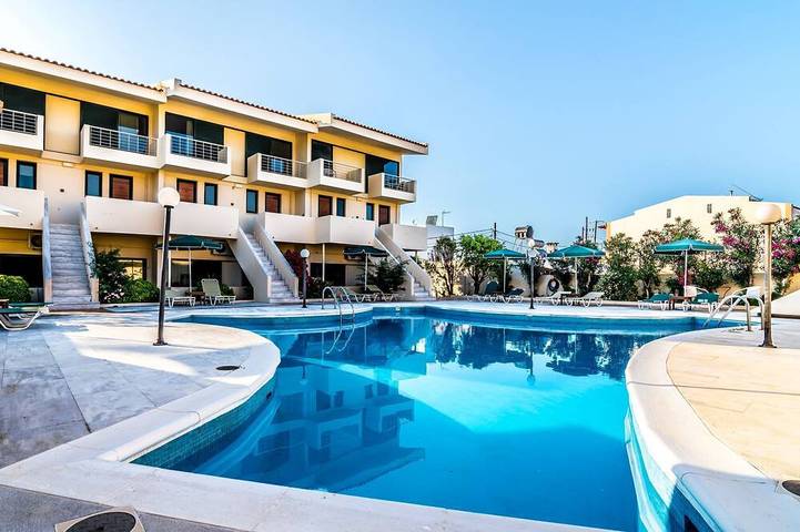 Vacation rental for 3 people, with balcony and pool as well as yard in Chania