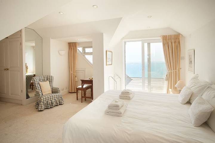 Beach View befindet sich in einer atemberaubenden Lage am Meer in Southbourne, einer erstklassigen Lage mit einer wunderschönen Küstenlandschaft. Erfahren Sie hier mehr über dieses Ferienhaus. in Bournemouth, Südwestengland