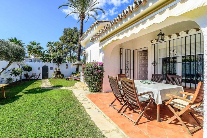 Casa rural para 6 personas, con jardín además de terraza y piscina en Estepona - 2