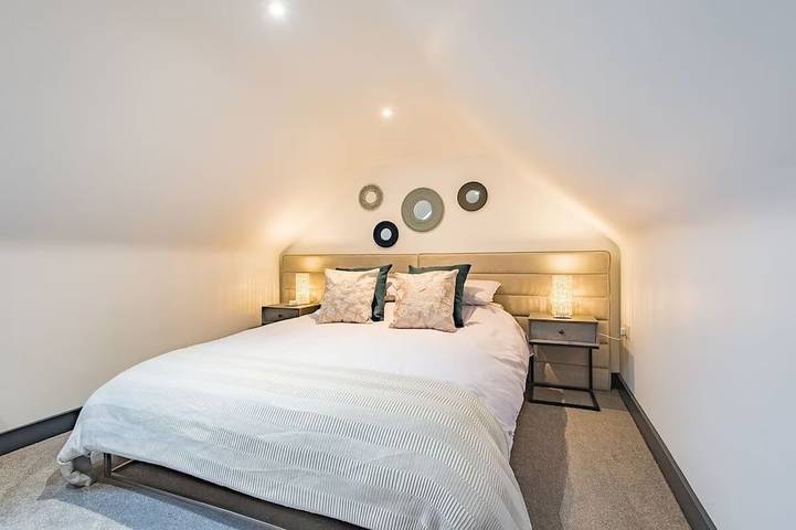 Little Seven Oaks is a one bedroom country retreat set in an ancient woodland. in Greensands Ridge, Broomfield and Kingswood