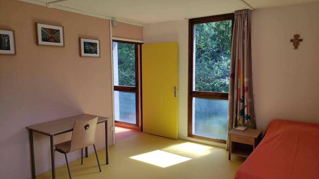 Single Room with Garden View in Orsay, Essonne