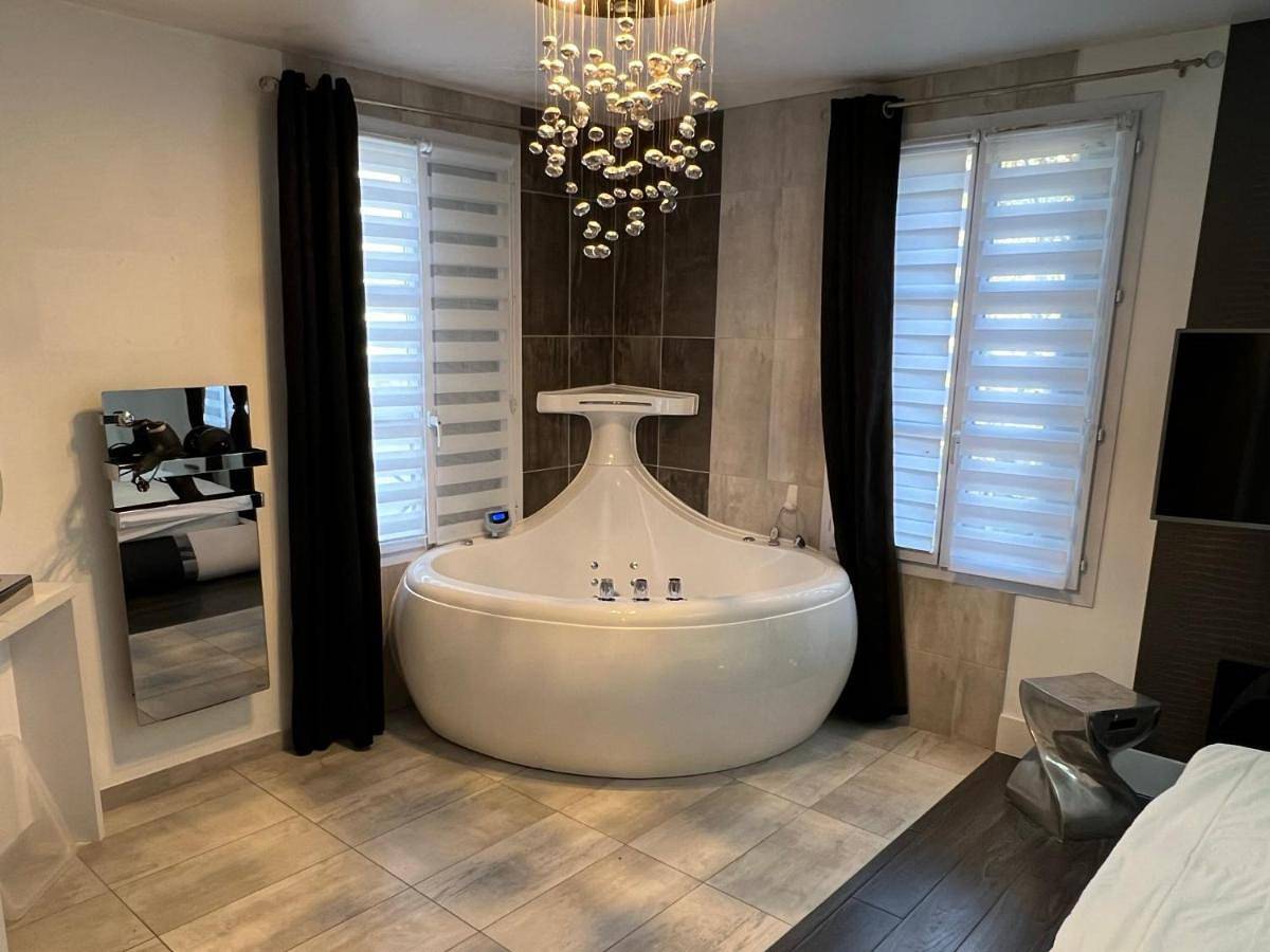 Appartement entier, One-Bedroom Apartment in Serris, Seine-et-Marne