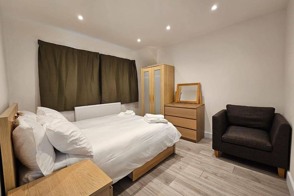 Large 5 Bed Room 3 Bath Room Property in London with Parking Space for 3 Cars in Sutton (London), London