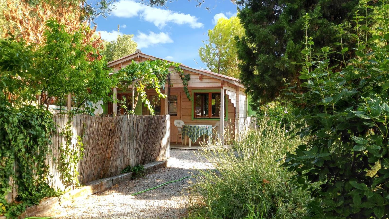 Chalet charmant à Poussan avec jardin privé et barbecue in Poussan, Côte d'Améthyste
