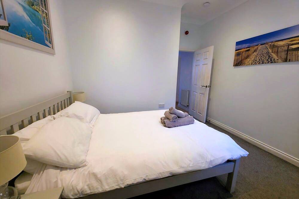 Entire apartment, Spacious 2 bed apartment opposite main beach! in Woolacombe, Devon