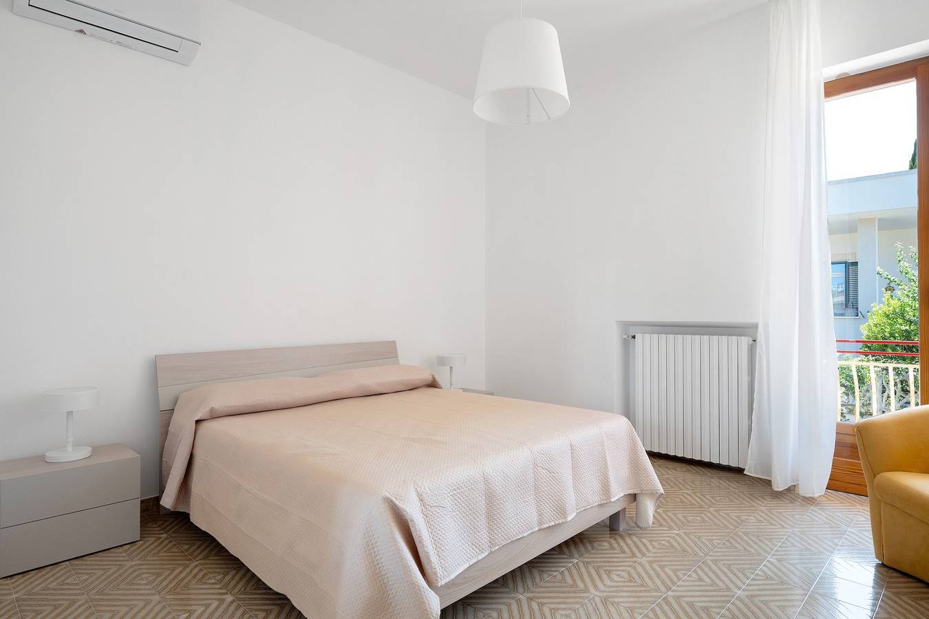 Appartamento intero, Appartamento 'Alle Colonne Bianche Rooms' con Balcone, Wi-Fi e Aria Condizionata in Conversano, Provincia di Bari