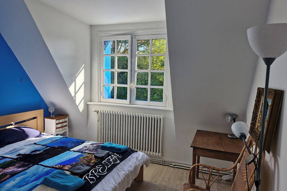 Large house on wooded grounds, close to the sea, private tennis court; piano in Plourin-lès-Morlaix, Región de Morlaix
