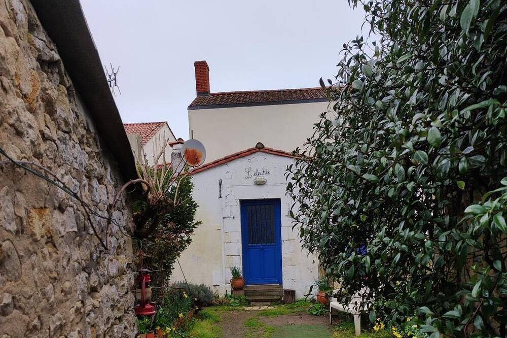 Maison Ancienne Avec 1 Chambre et son Petit Jardin, Plein Centre D'angles in Angles, Vendée