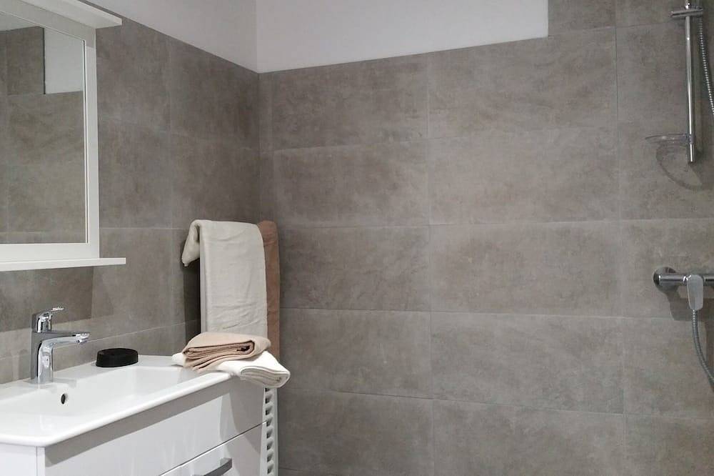 Ganze Wohnung, Apartment-Apartment-Ensuite-Blick auf den Hof in La Colle-sur-Loup, Mittelmeerküste (Frankreich)