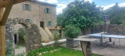 Gîte pour 6 personnes, avec jardin et vue à Vesseaux