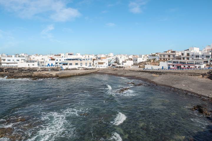Entire apartment, Charming Apartment Abuelo Miguel On the Beach with Rooftop Terrace, Ocean View & Wi-Fi in Playa Los Lagos, La Oliva