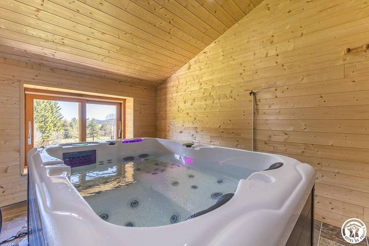 Gîte pour 6 personnes, avec jacuzzi et sauna ainsi que terrasse et jardin, animaux acceptés à Saint-Anthème - 4