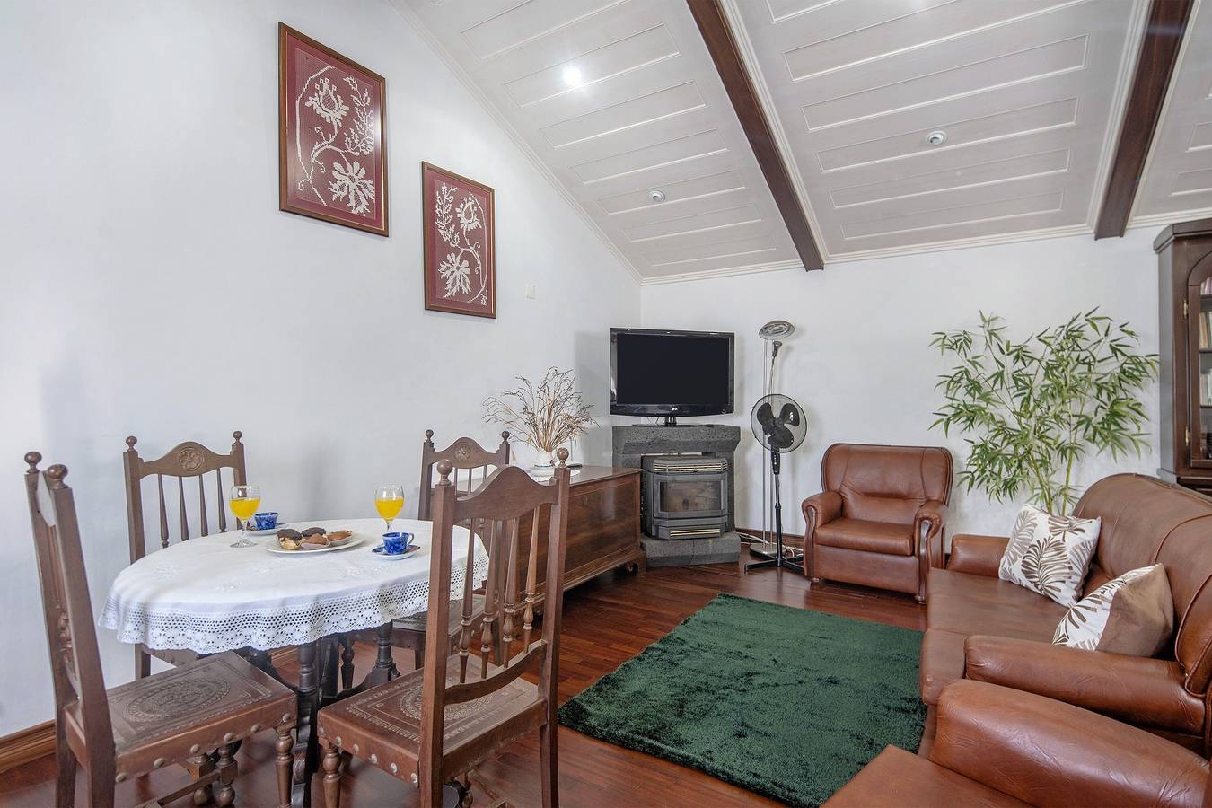 Entire apartment, Apartment 'Bettencourt 2 Rooms' with Mountain View, Private Terrace and Wi-Fi in Santa Cruz da Graciosa, Island Graciosa