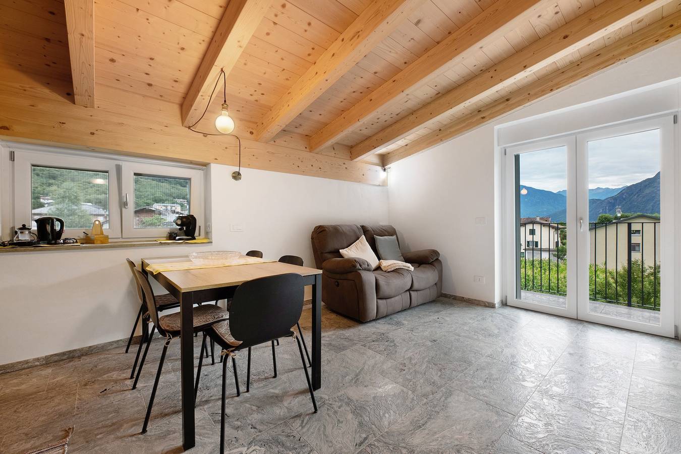 Ganze Wohnung, Apartment 'Mansarda' mit Bergblick, Wlan und Klimaanlage in San Cassiano Valchiavenna, Prata Camportaccio