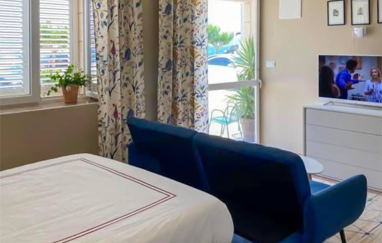 Ganze Ferienwohnung, Apartment mit Meerblick, Terrasse und WLAN, in Strand- und Restaurantnähe in Pliševac, Podgora
