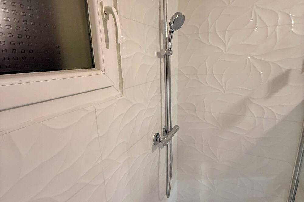 Appartement entier, Jungle Suite Jacuzzi Spa Terrasse, Wifi & Parking Privé in Lunel, Côte méditerranéenne (France)