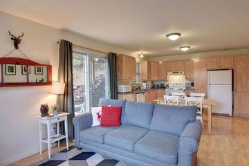 Chalet for 4 Guests in Mont-Tremblant, Quebec, Picture 2