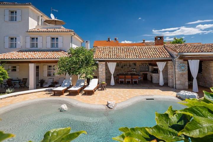 Ferienhaus für 9 Personen, mit Whirlpool und Terrasse sowie Garten und Pool
