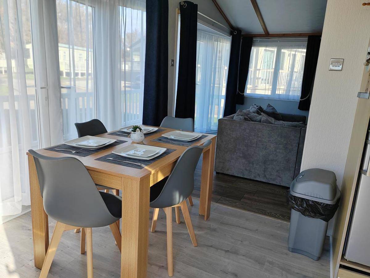 Dog Friendly 8 Berth Lodge, 600 Yard's From The Beach In Hunstanton in Hunstanton, Norfolk Coast