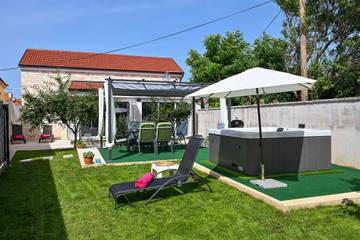 Villa für 6 Personen, mit Balkon und Whirlpool, kinderfreundlich in Privlaka