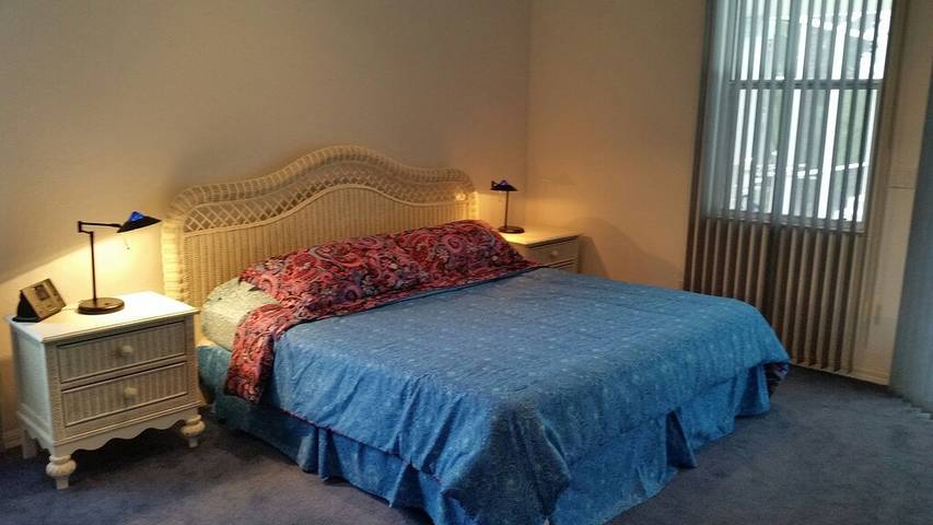 Vacation rental for 4 people, with hot tub and yard, with pets in Lehigh Acres