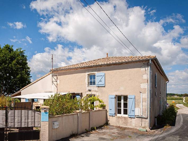 Gîte pour 6 personnes, avec piscine, animaux acceptés à Chenac-Saint-Seurin-d'Uzet