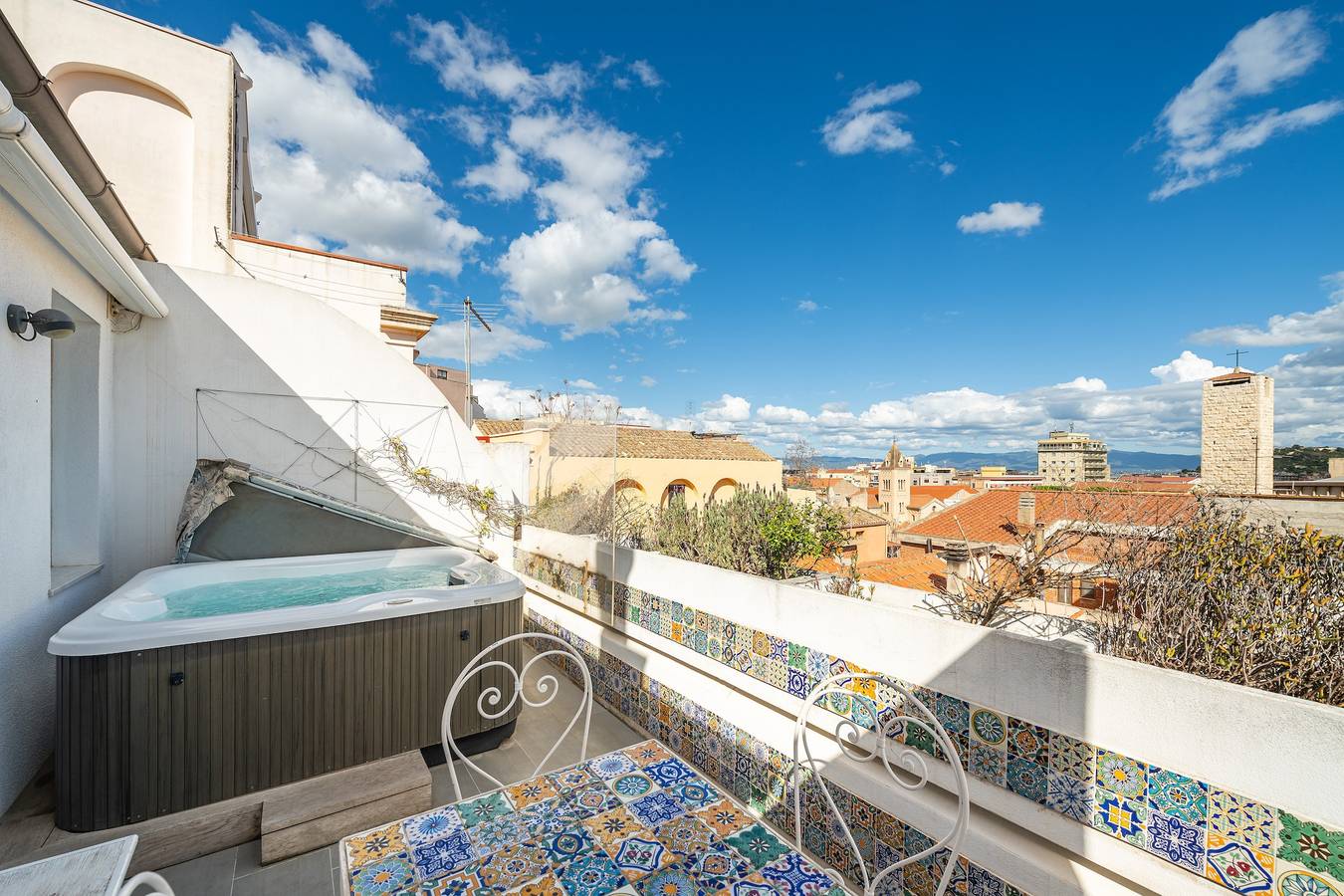 Hel lejlighed, Apartment 'La Terrazza Di Bea - Centro Storico' with Sea View, Wi-Fi and Air Conditioning in Villanova (Sardinia), Cagliari